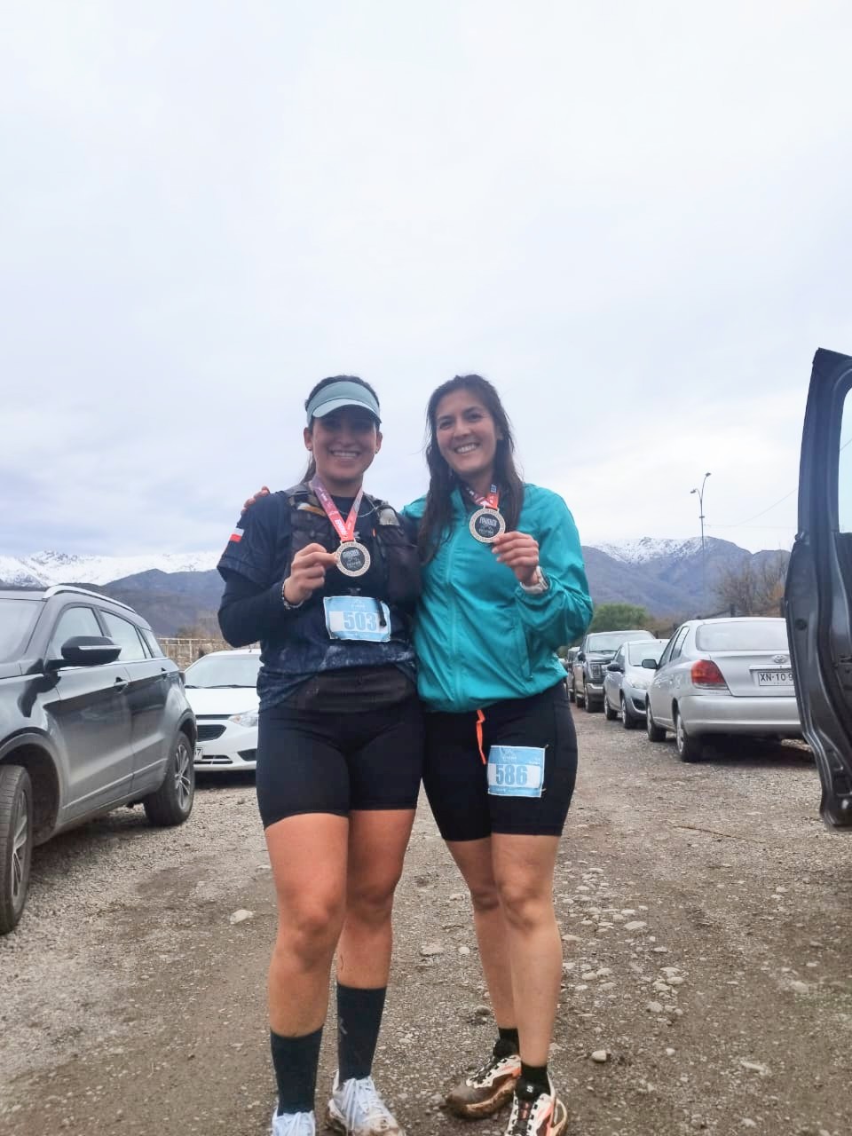 Fernanda Urra y Yasna Peña mostrando sus medallas después de Putaendo Trail Run