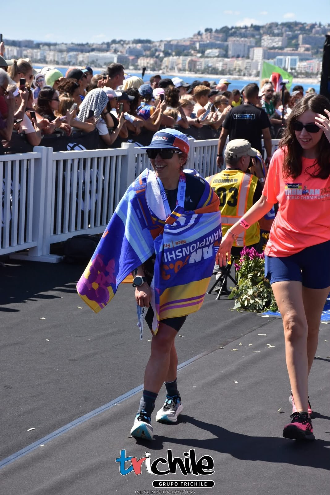 Paulina, atleta de GEPsport, cruza la meta del Mundial IRONMAN 70.3 en Niza con la toalla del campeonato sobre los hombros