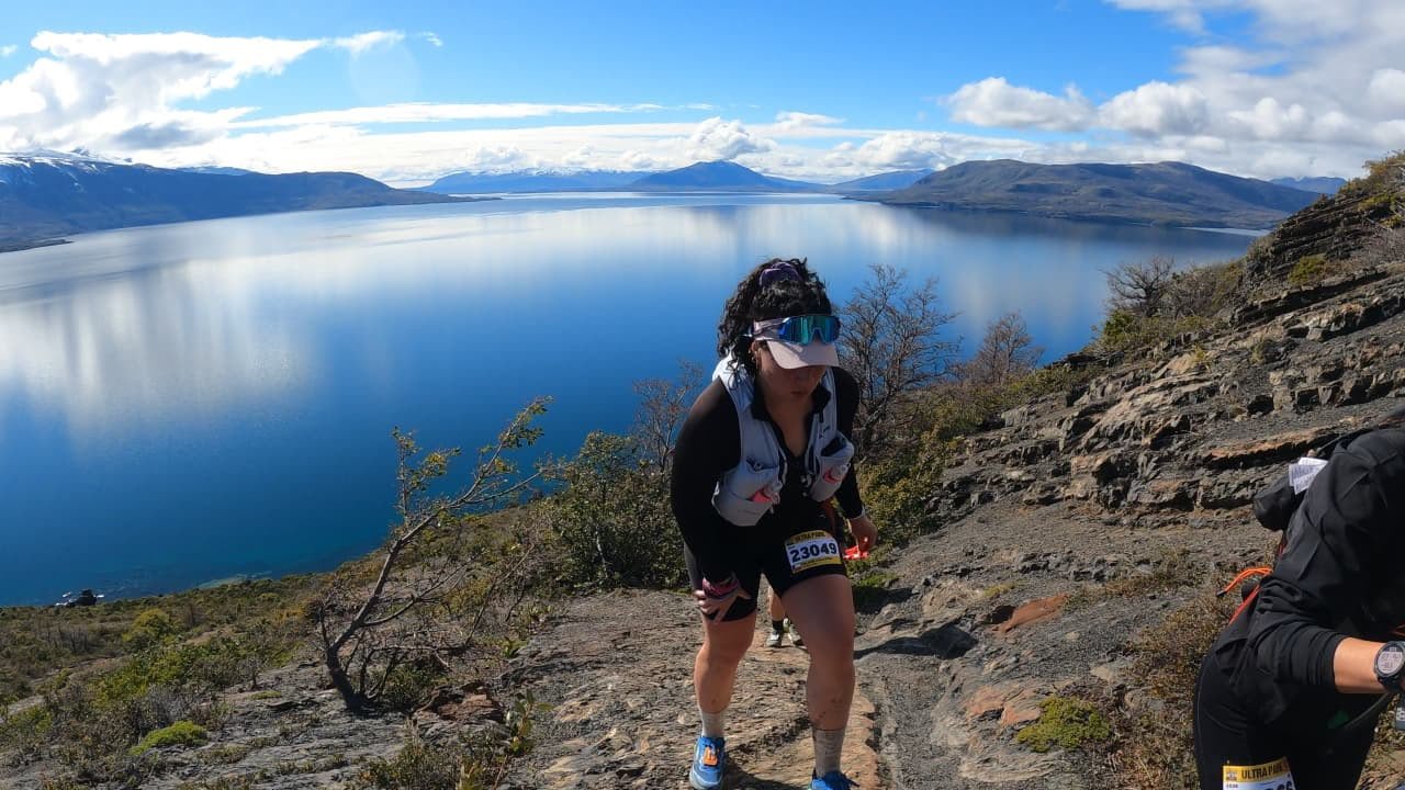 Melanie Pacheco en un ascenso de Ultra Paine 2026, con un lago de la Patagonia al fondo