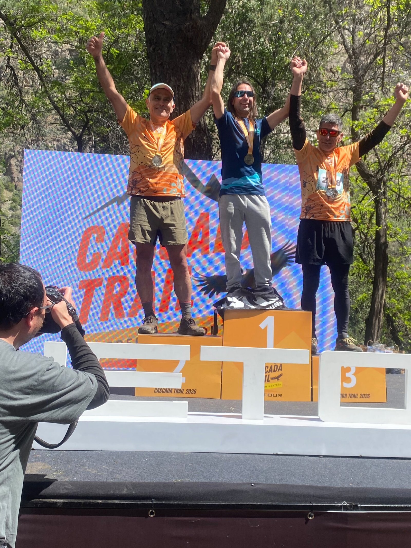 Octavio Muñoz en el podio de su categoría en Cascada Trail 2026, segundo lugar, con los brazos en alto